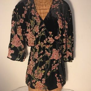 3/25📍Honey belle floral romper 3/4 Sleeve  small